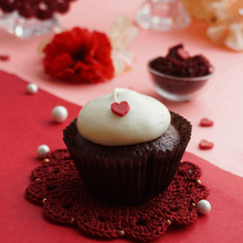 Load image into Gallery viewer, Bit size treat. Cupcake. Eggless cupcake. Glens bake house. Vanilla cupcake. Best cupcakes. Indulge. Birthday cupcakes. Cupcakes for gifting. Red velvet cupcakes. Red velvet
