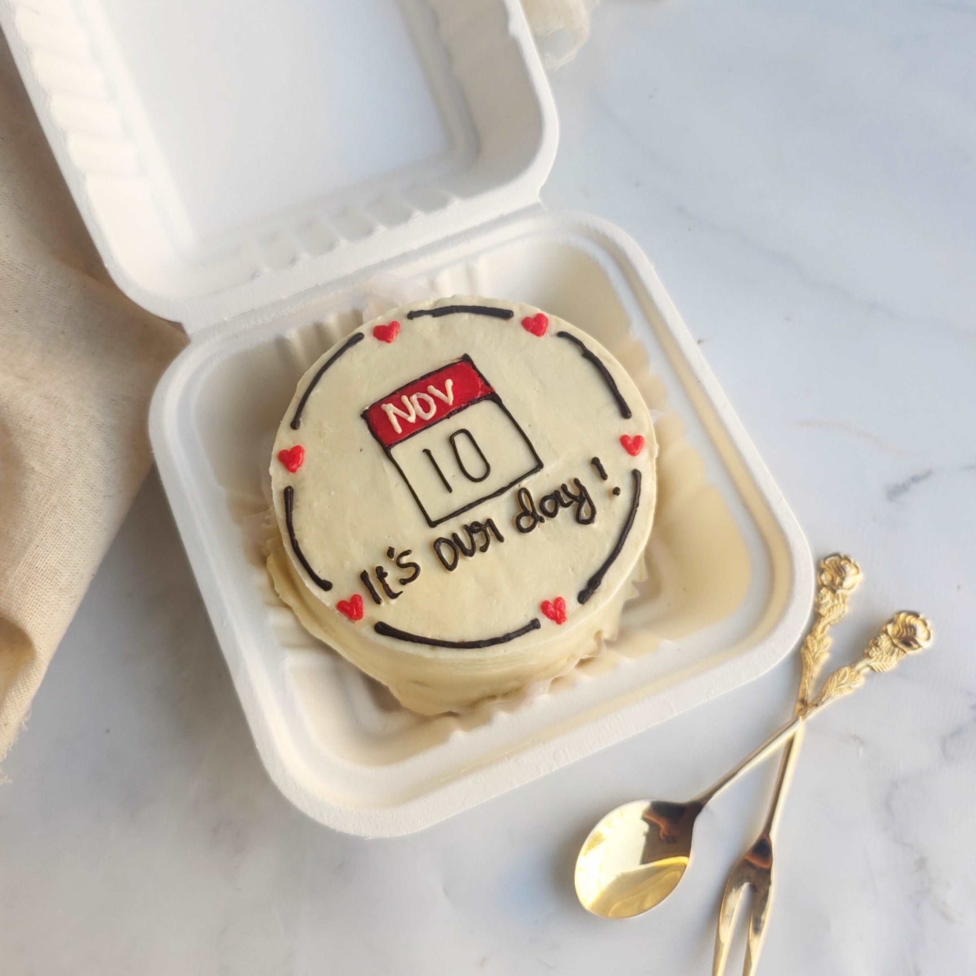 top shot of Cute bento. best bento cakes in bangalore. Birthday Bento cakes. Pink Bento. bento cake for boyfriend. Bento cake for girlfriend Eggless bento. Eggless cakes. Aubree. Anniversary Bento. Anniversay gift. Anniversary cakes